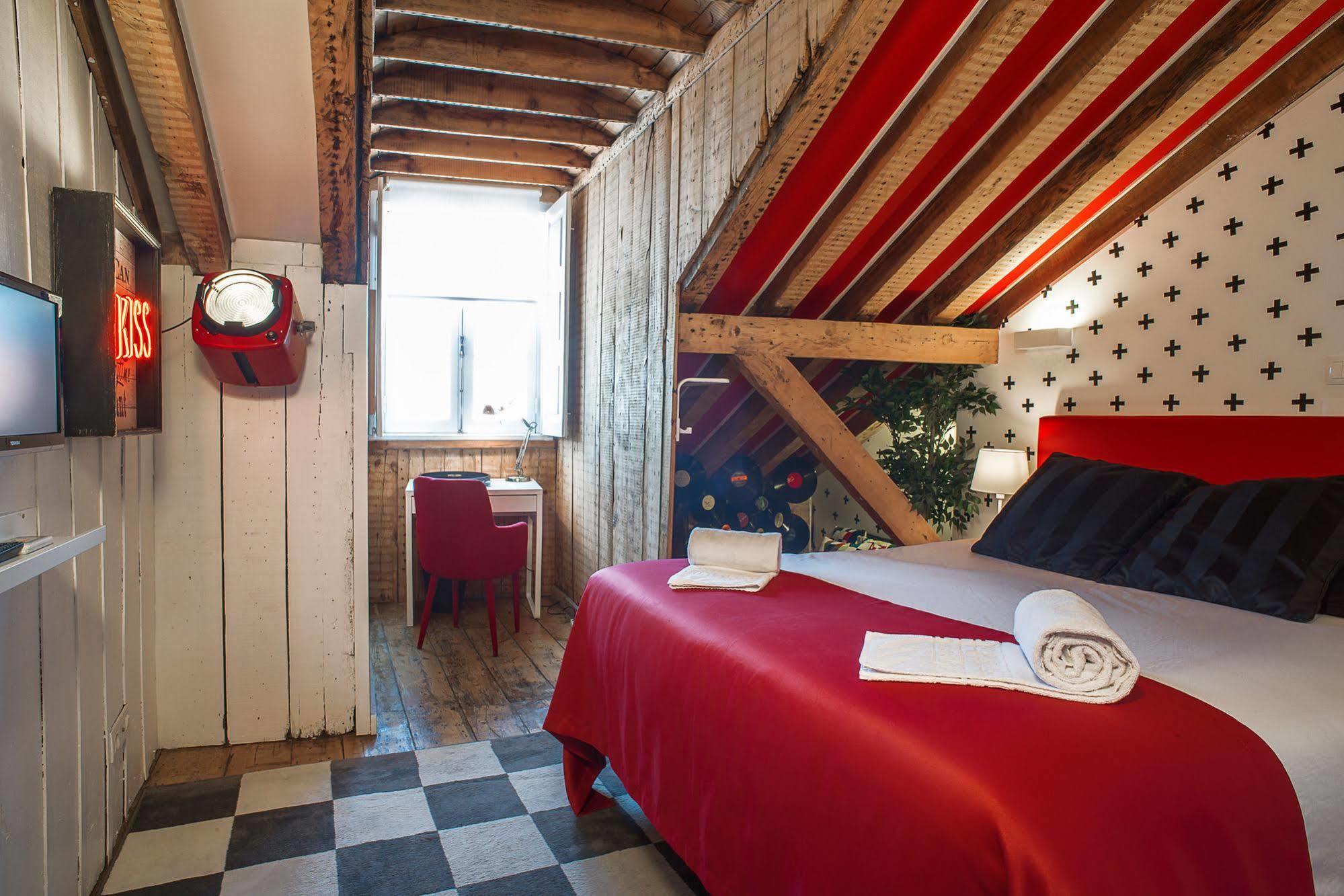 No Limit Bairro Alto Hostel ลิสบอน ภายนอก รูปภาพ