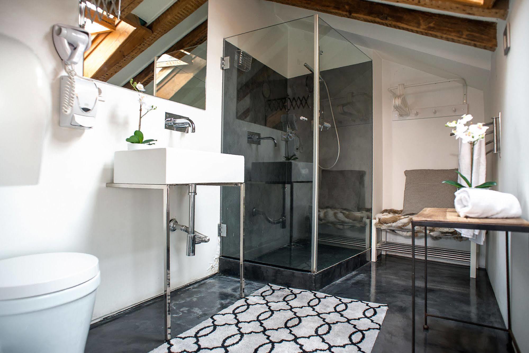 No Limit Bairro Alto Hostel ลิสบอน ภายนอก รูปภาพ
