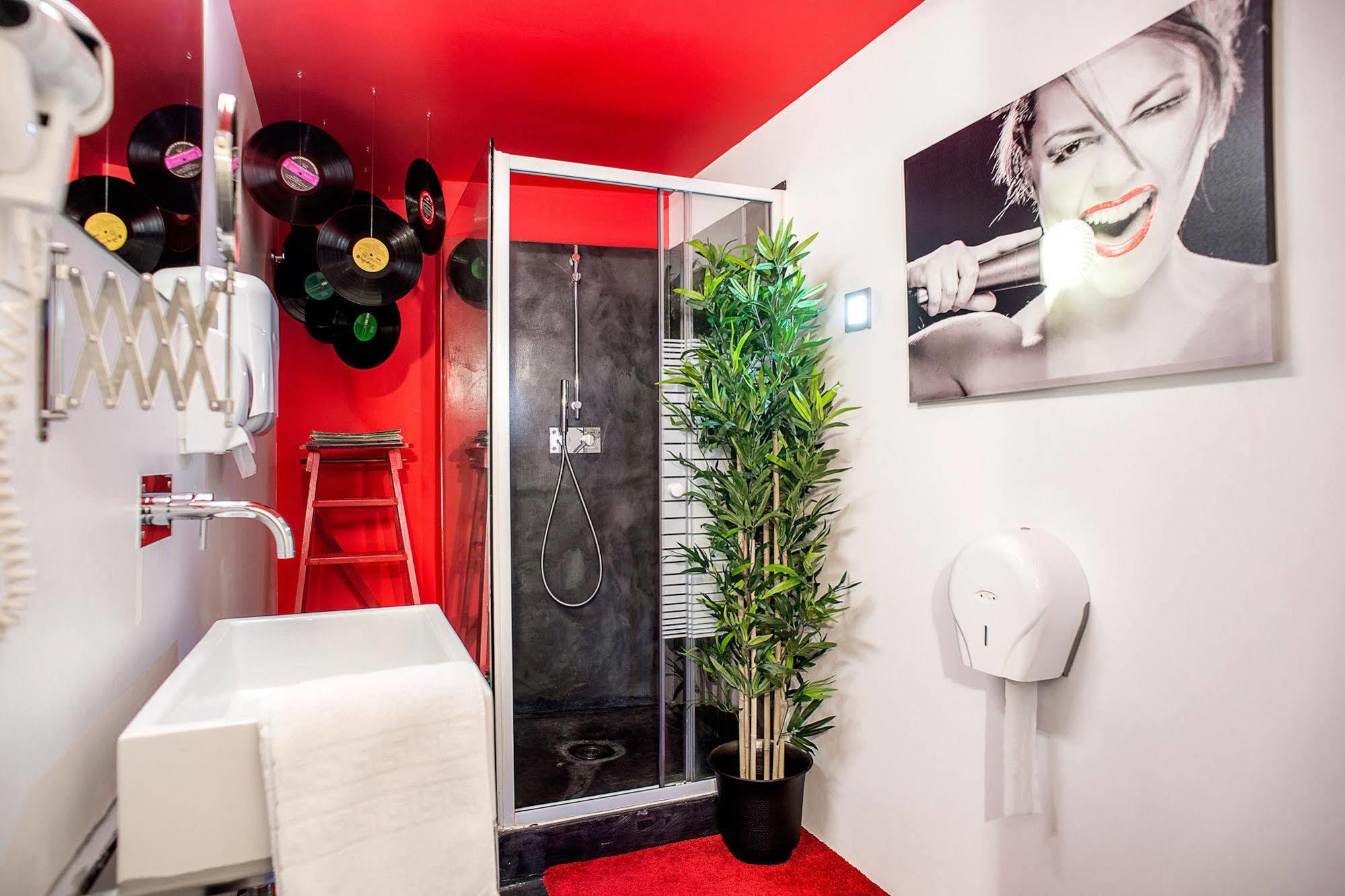 No Limit Bairro Alto Hostel ลิสบอน ภายนอก รูปภาพ